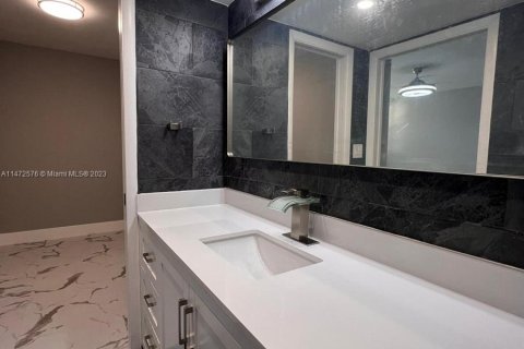 Condominio en venta en Tamarac, Florida, 2 dormitorios, 117.99 m2 № 783327 - foto 19