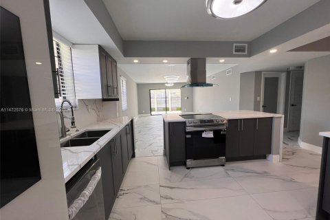 Condominio en venta en Tamarac, Florida, 2 dormitorios, 117.99 m2 № 783327 - foto 4