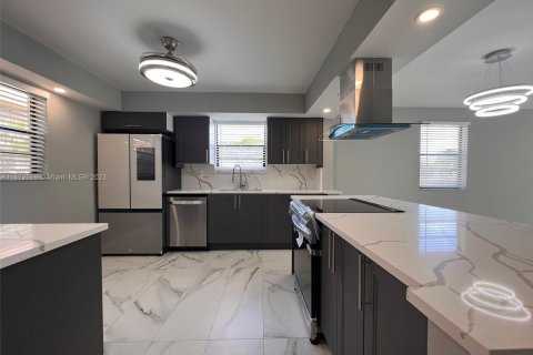 Condominio en venta en Tamarac, Florida, 2 dormitorios, 117.99 m2 № 783327 - foto 2