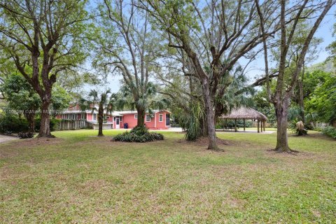 House in Palmetto Bay, Florida 4 bedrooms, 340.21 sq.m. № 932150 - photo 13
