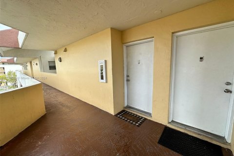 Condo in Miami, Florida, 1 bedroom  № 1078985 - photo 3