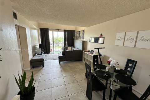 Condo in Miami, Florida, 1 bedroom  № 1078985 - photo 4