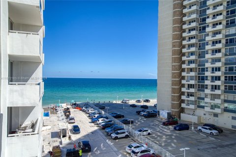 Condo in Hallandale Beach, Florida, 1 bedroom  № 1394358 - photo 3