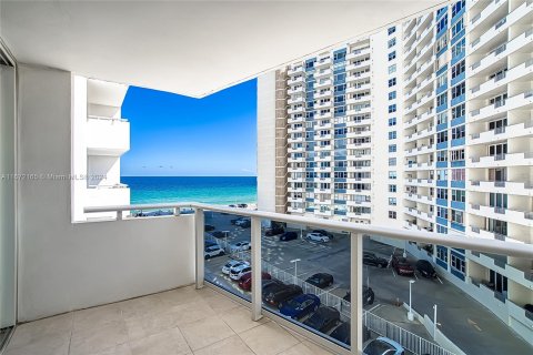 Condo in Hallandale Beach, Florida, 1 bedroom  № 1394358 - photo 2