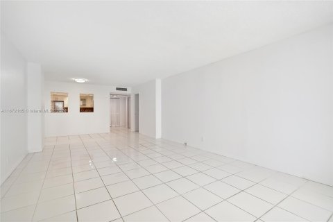 Condo in Hallandale Beach, Florida, 1 bedroom  № 1394358 - photo 6