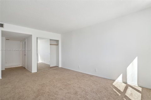 Condo in Hallandale Beach, Florida, 1 bedroom  № 1394358 - photo 18