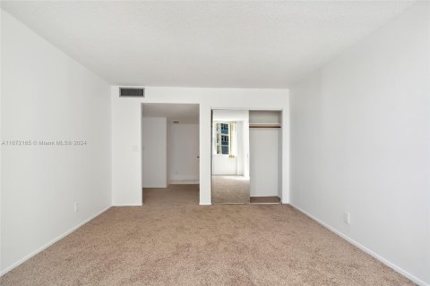 Condo in Hallandale Beach, Florida, 1 bedroom  № 1394358 - photo 19