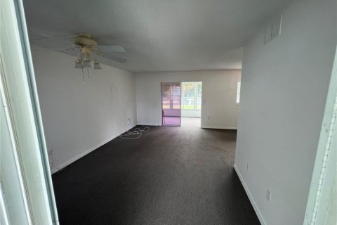 Condo in New Port Richey, Florida, 1 bedroom  № 1376634 - photo 13