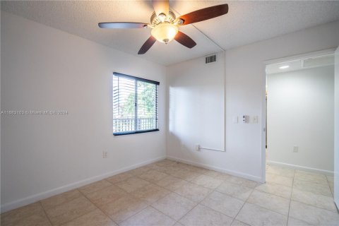 Condo in Pembroke Pines, Florida, 2 bedrooms  № 1417268 - photo 11