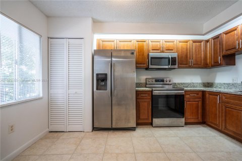 Condo in Pembroke Pines, Florida, 2 bedrooms  № 1417268 - photo 8