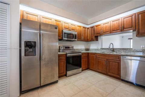 Condo in Pembroke Pines, Florida, 2 bedrooms  № 1417268 - photo 7