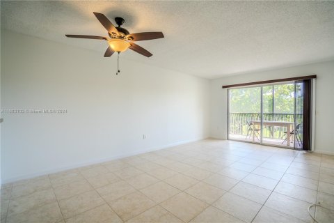 Condo in Pembroke Pines, Florida, 2 bedrooms  № 1417268 - photo 3