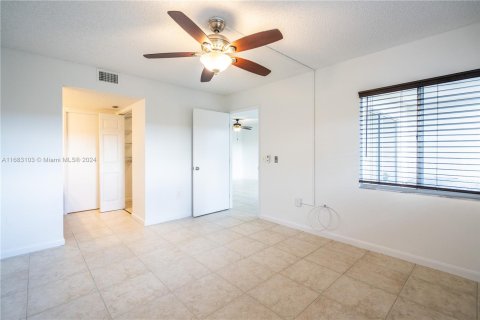 Condo in Pembroke Pines, Florida, 2 bedrooms  № 1417268 - photo 13