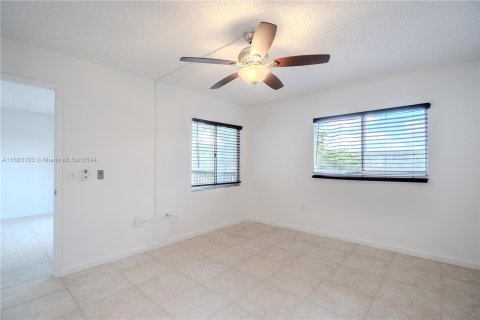 Condo in Pembroke Pines, Florida, 2 bedrooms  № 1417268 - photo 12