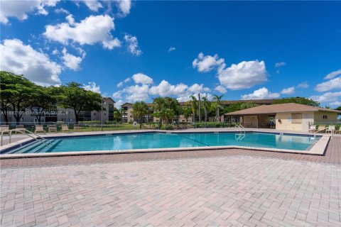 Condo in Pembroke Pines, Florida, 2 bedrooms  № 1417268 - photo 22