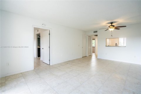 Condo in Pembroke Pines, Florida, 2 bedrooms  № 1417268 - photo 5