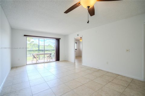 Condo in Pembroke Pines, Florida, 2 bedrooms  № 1417268 - photo 4