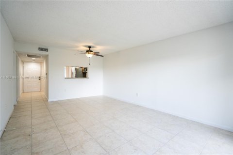 Condo in Pembroke Pines, Florida, 2 bedrooms  № 1417268 - photo 6