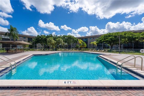 Condo in Pembroke Pines, Florida, 2 bedrooms  № 1417268 - photo 21