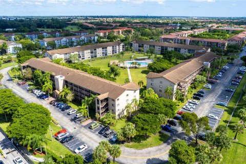 Condo in Pembroke Pines, Florida, 2 bedrooms  № 1417268 - photo 25