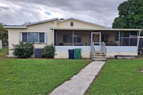 House in Homestead, Florida 3 bedrooms, 132.29 sq.m. № 1417266 - photo 1