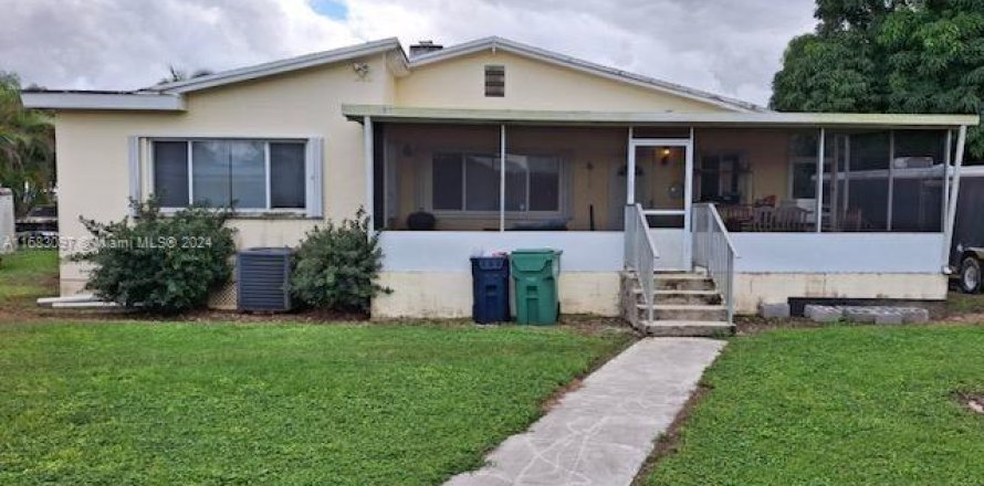 House in Homestead, Florida 3 bedrooms, 132.29 sq.m. № 1417266