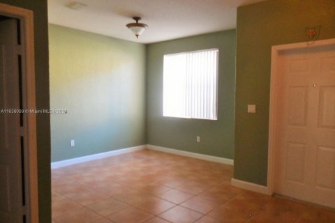 Townhouse in Hialeah, Florida 4 bedrooms, 139.35 sq.m. № 1310021 - photo 4