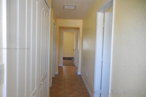 Townhouse in Hialeah, Florida 4 bedrooms, 139.35 sq.m. № 1310021 - photo 9