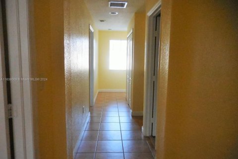 Townhouse in Hialeah, Florida 4 bedrooms, 139.35 sq.m. № 1310021 - photo 13