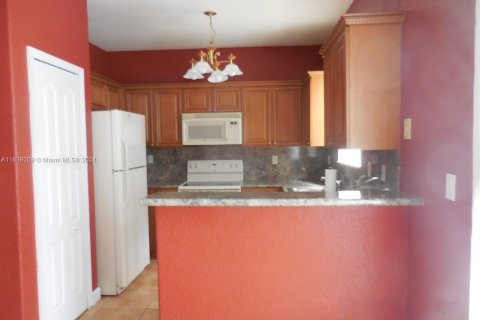 Adosado en venta en Hialeah, Florida, 4 dormitorios, 139.35 m2 № 1310021 - foto 5