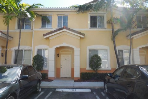 Adosado en venta en Hialeah, Florida, 4 dormitorios, 139.35 m2 № 1310021 - foto 1