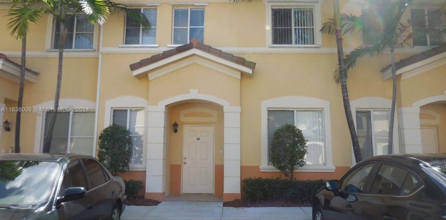 Townhouse in Hialeah, Florida 4 bedrooms, 139.35 sq.m. № 1310021