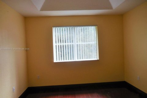 Adosado en venta en Hialeah, Florida, 4 dormitorios, 139.35 m2 № 1310021 - foto 12