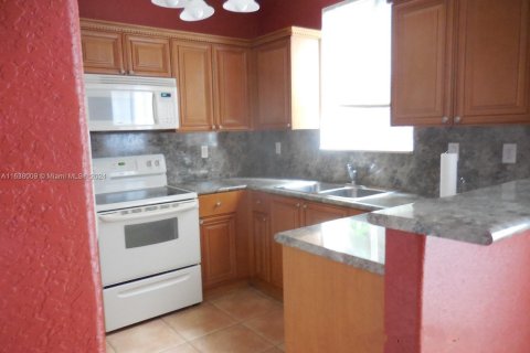 Townhouse in Hialeah, Florida 4 bedrooms, 139.35 sq.m. № 1310021 - photo 6