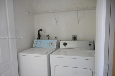 Adosado en venta en Hialeah, Florida, 4 dormitorios, 139.35 m2 № 1310021 - foto 15