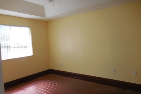 Townhouse in Hialeah, Florida 4 bedrooms, 139.35 sq.m. № 1310021 - photo 11