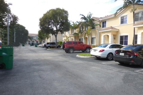 Townhouse in Hialeah, Florida 4 bedrooms, 139.35 sq.m. № 1310021 - photo 2