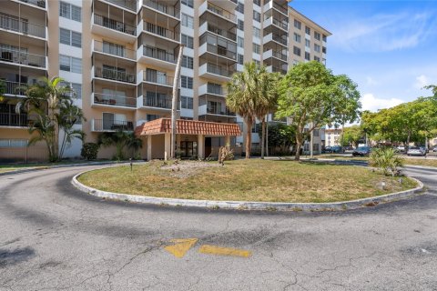 Condo in Lauderhill, Florida, 2 bedrooms  № 1175170 - photo 2