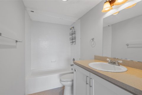 Condo in Lauderhill, Florida, 2 bedrooms  № 1175170 - photo 16