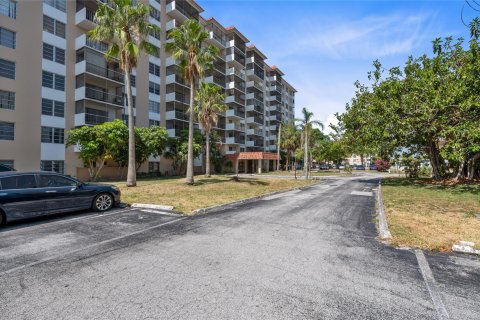 Condo in Lauderhill, Florida, 2 bedrooms  № 1175170 - photo 1