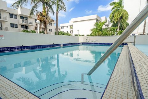 Condominio en venta en Miami Beach, Florida, 1 dormitorio, 66.7 m2 № 1310528 - foto 18