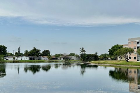 Condo in Sunrise, Florida, 2 bedrooms  № 1187248 - photo 9