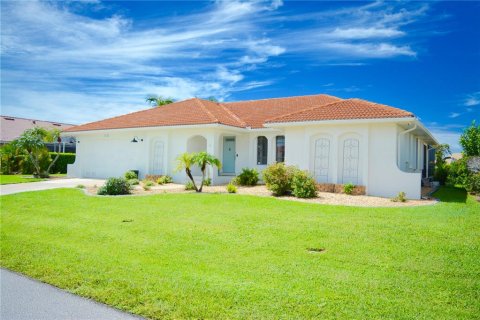 Villa ou maison à vendre à Punta Gorda, Floride: 4 chambres, 210.8 m2 № 762111 - photo 2