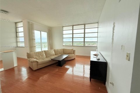 Condominio en alquiler en Miami, Florida, 2 dormitorios, 105.91 m2 № 1396193 - foto 3