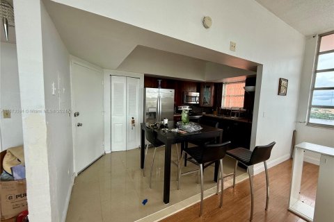 Condominio en alquiler en Miami, Florida, 2 dormitorios, 105.91 m2 № 1396193 - foto 4