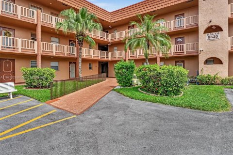 Condo in Sunrise, Florida, 2 bedrooms  № 1396194 - photo 1