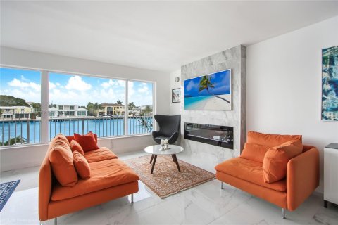 Condo in Fort Lauderdale, Florida, 2 bedrooms  № 1396101 - photo 1