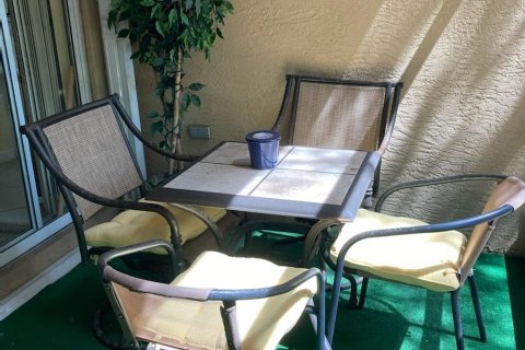 Снять в аренду таунхаус в Теквеста, Флорида 3 спальни, 156.45м2, № 1079442 - фото 1