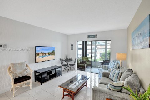 Condo in Lauderdale Lakes, Florida, 2 bedrooms  № 1077625 - photo 30