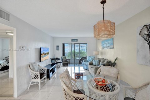 Condo in Lauderdale Lakes, Florida, 2 bedrooms  № 1077625 - photo 25